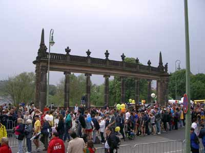 an der Glienicker Brücke warten alle auf die ersten Läufer im Ziel
