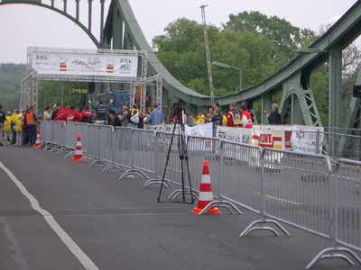 der Zieleinlauf auf der Mitte der Brücke